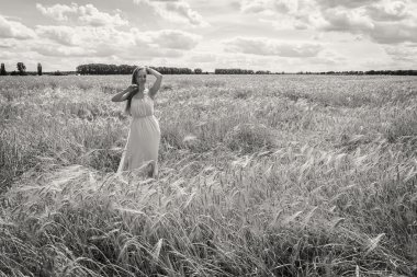 Bayan buğday alanında.