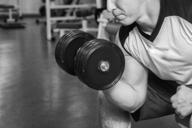 adam dumbbells ile çalışmaları yapan