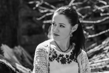 Dışarıdaki genç kadın portresi.