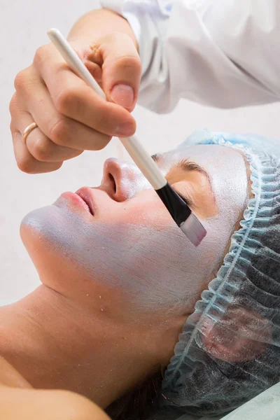 Tratamiento facial en el salón de spa —  Fotos de Stock