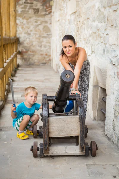 Mamma e figlio vicino al cannone . — Foto Stock