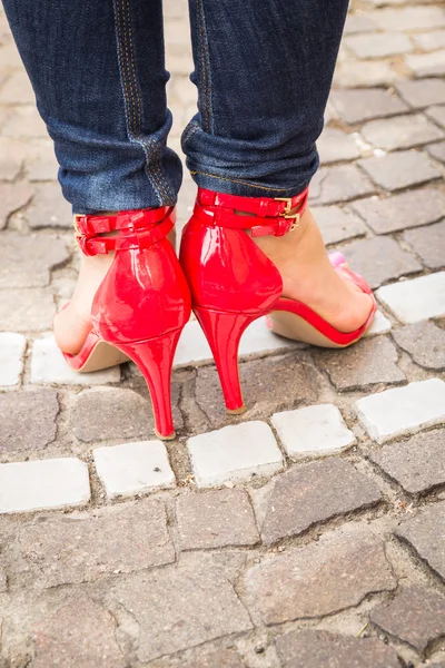 Γυναίκα πόδια σε κόκκινα ψηλοτάκουνα παπούτσια — Φωτογραφία Αρχείου