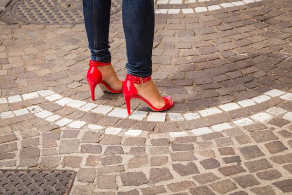 Piernas de mujer en zapatos rojos de tacón alto — Foto de Stock