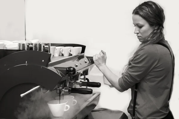 Woman making cappuccino — Stock Photo, Image