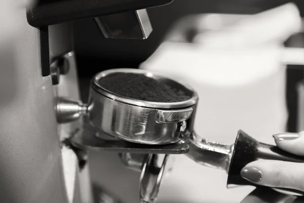 Ragazza fa il caffè utilizzando la macchina del caffè — Foto Stock