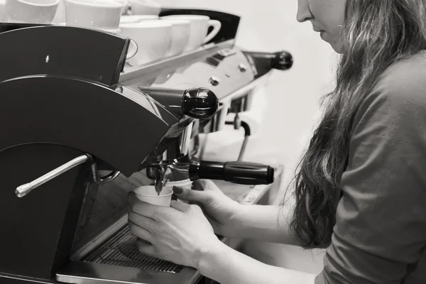 Kvinna att göra cappuccino — Stockfoto