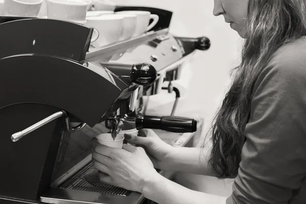 Woman making cappuccino — Stock Photo, Image