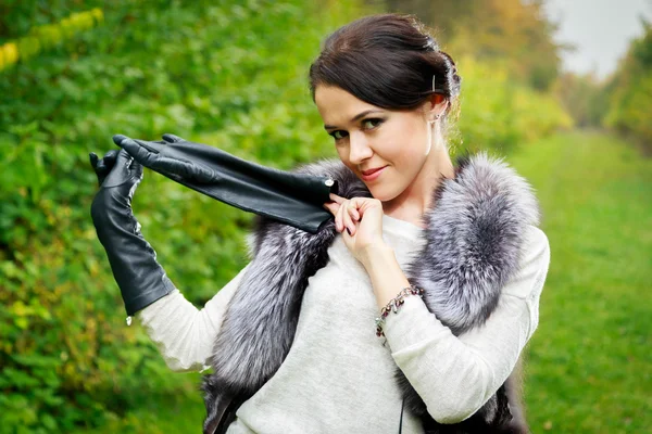 Girl posing  in fur scharf — Stock Photo, Image