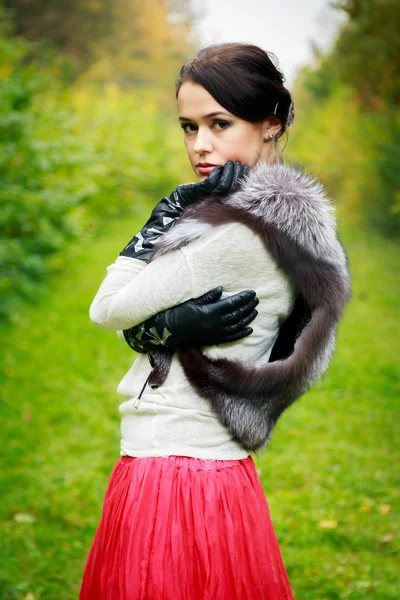 Девушка, позирующая в меховом шарфе — стоковое фото
