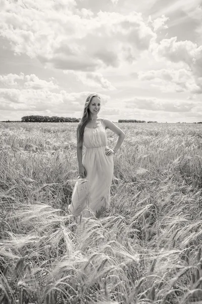 Пані в пшеничному полі . — стокове фото