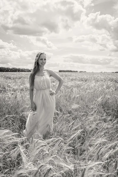 Lady in wheat field. — Stock Photo, Image