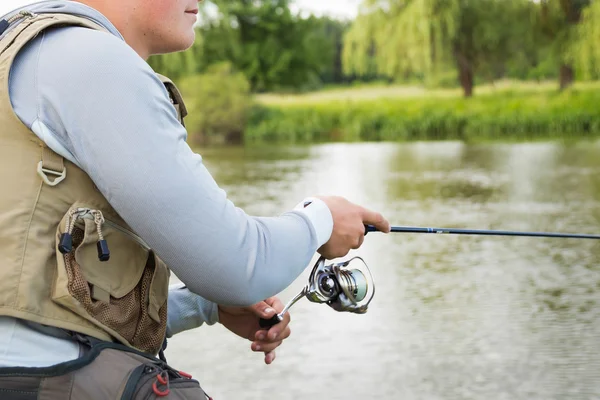 Pescador en la orilla del río . — Foto de Stock