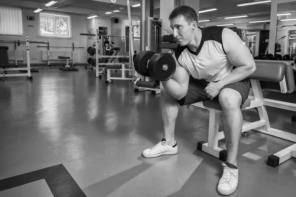 Man working out with dumbbells — Stock Photo, Image