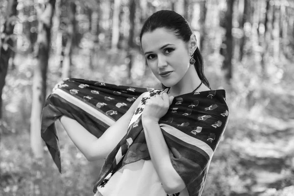 Mujer joven al aire libre retrato — Foto de Stock