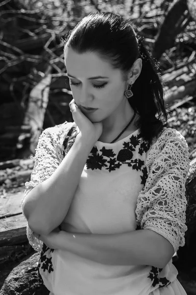 Jeune femme portrait en plein air — Photo