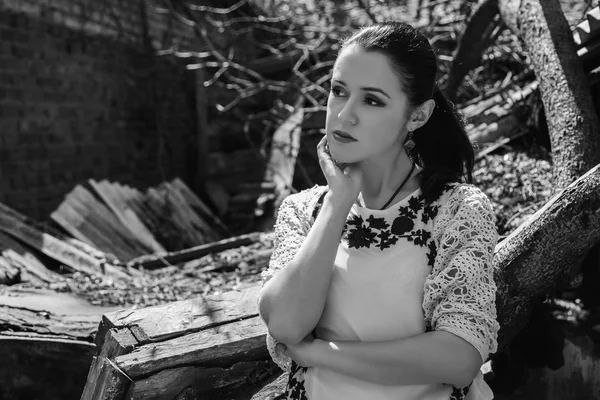 Mujer joven al aire libre retrato —  Fotos de Stock