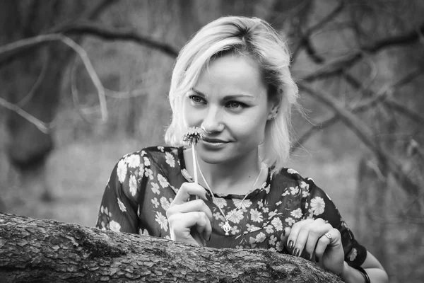 Vrouw op zomer aard — Stockfoto