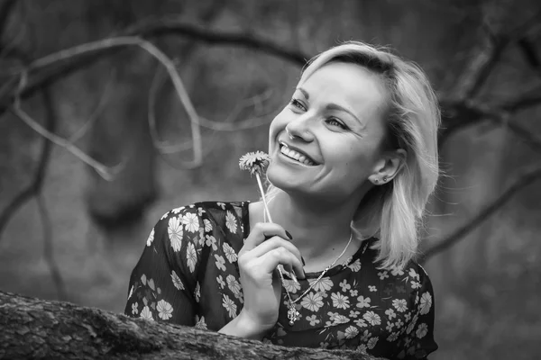 Woman on summer nature — Stock Photo, Image