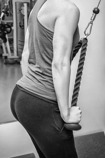 Mujer fuerte posando en el gimnasio — Foto de Stock
