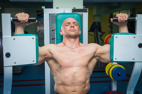 Hombre haciendo ejercicio en el gimnasio — Foto de Stock