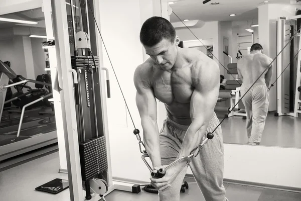 L'uomo fa esercizi in palestra — Foto Stock