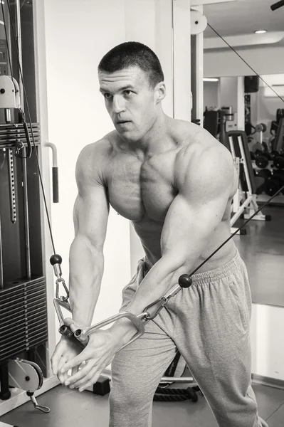 El hombre hace ejercicios en el gimnasio — Foto de Stock