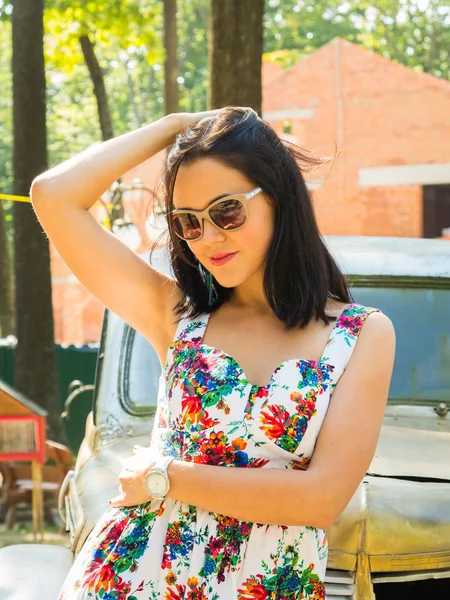 Brunette woman near vintage car — Stock Photo, Image