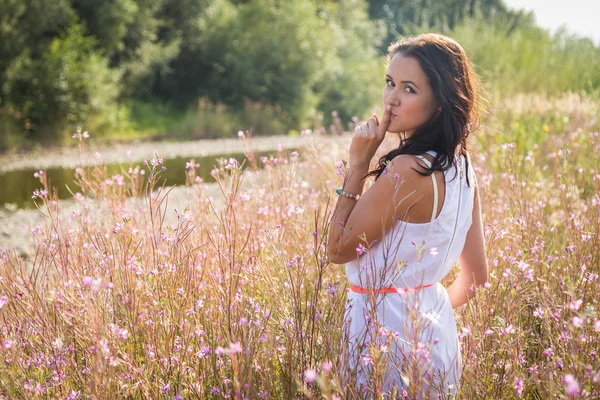 Brunett kvinna i sommaren sätter — Stockfoto