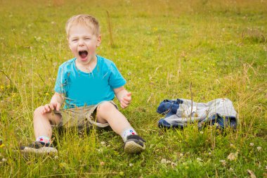 genç çocuk güneş gözlüğü takıyor.