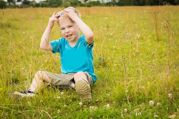 Young boy wearing sunglasses. — Stock Photo, Image