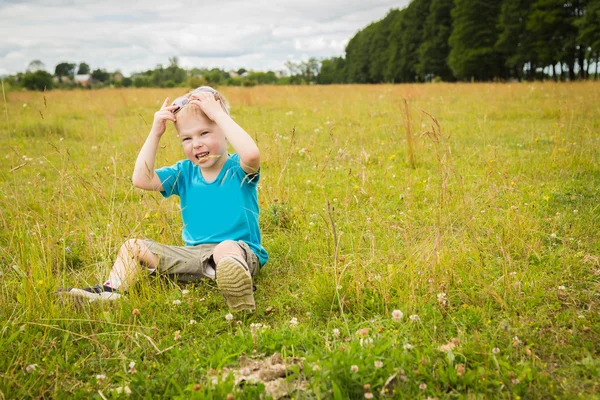 Young boy wearing sunglasses. — Stock Photo, Image