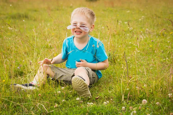 Young boy wearing sunglasses. — Stock Photo, Image