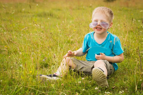 Niño joven con gafas de sol . —  Fotos de Stock