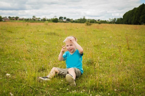 Young boy wearing sunglasses. — Stock Photo, Image