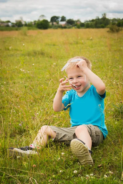 Young boy wearing sunglasses. — Stock Photo, Image