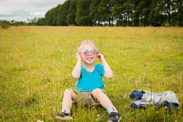 Niño joven con gafas de sol . — Foto de Stock