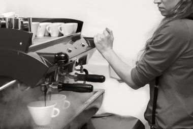 Kız yapar kahve kullanarak kahve makinesi.