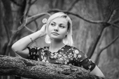 Doğa arka plan üzerinde romantik kadın