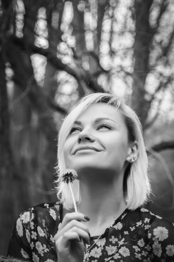 Doğa arka plan üzerinde romantik kadın