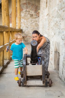 Anne ve oğlu topu yakın: