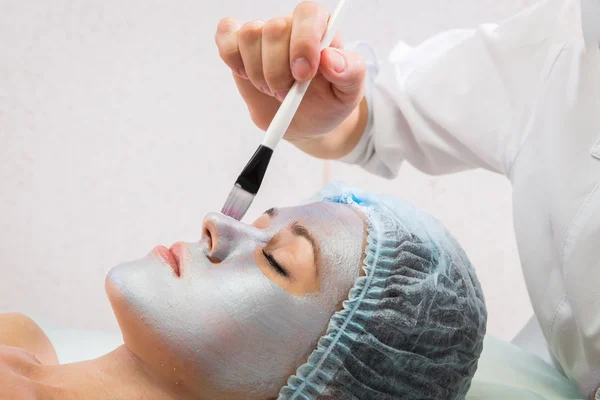 Pretty woman receiving facial treatment. — Stock Photo, Image