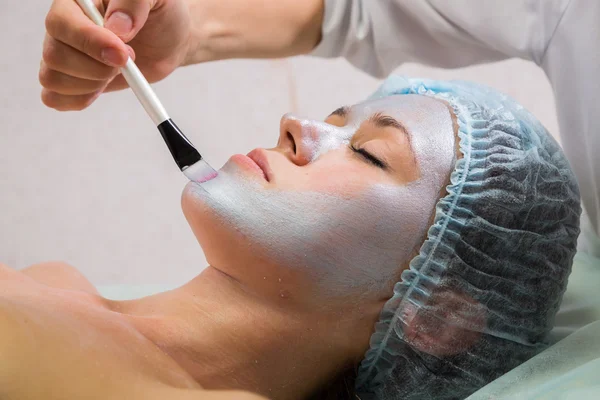 Pretty woman receiving facial treatment. — Stock Photo, Image