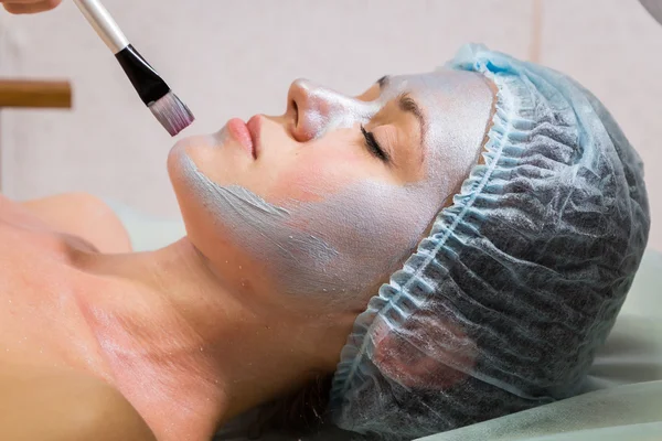 Pretty woman receiving facial treatment. — Stock Photo, Image