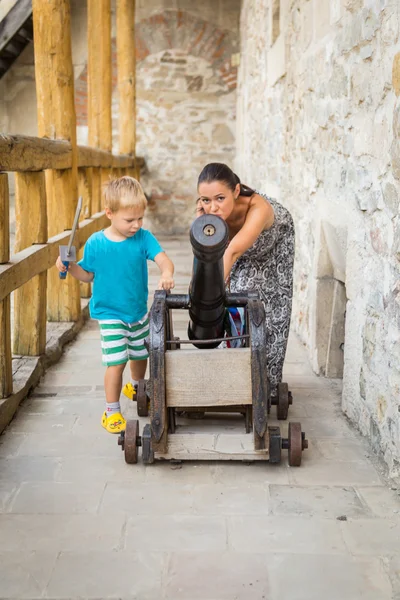 Mamá e hijo cerca del cañón . — Foto de Stock