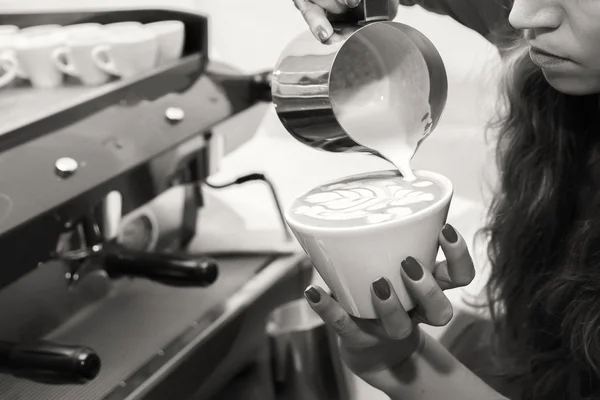 Menina faz café usando máquina de café . — Fotografia de Stock