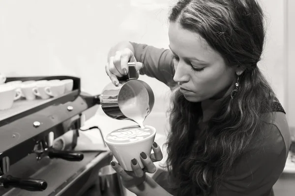 Κορίτσι κάνει καφέ με καφέ μηχάνημα. — Φωτογραφία Αρχείου