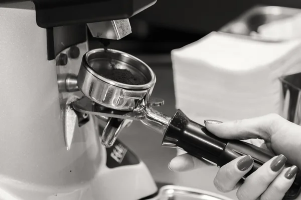 Mädchen kocht Kaffee mit Kaffeemaschine. — Stockfoto