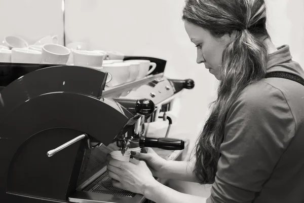 Flickan gör kaffe med kaffe maskin. — Stockfoto