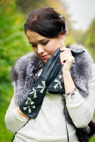 Ragazza in posa all'aperto in pelliccia sciarpa — Foto Stock
