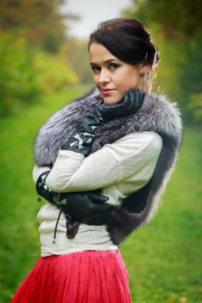 Jenta som poserer utendørs med pelsskjerf – stockfoto